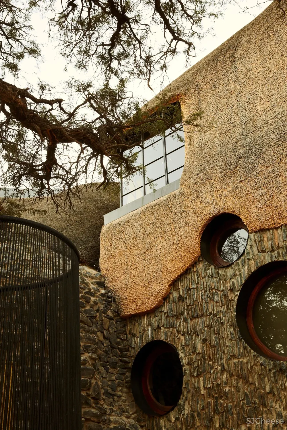 跨界狂人竟用茅草打造超级鸟巢住宅，这就是怪诞的野奢生活！