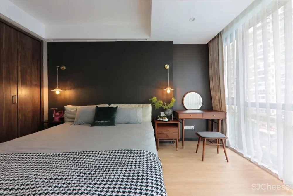 小夫妻买下105㎡奇葩阁楼，砸掉数面墙，“浪费空间”却让幸福暴增！