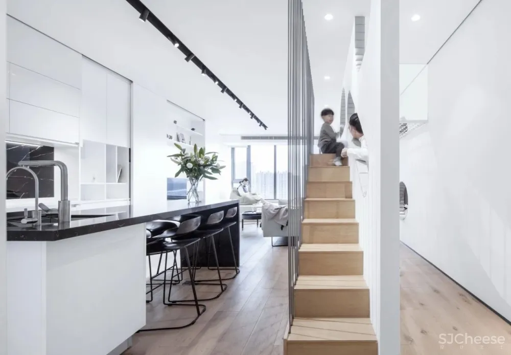 脑洞大开,他在50㎡的大客厅画了座“山”,山前有滑梯,山后有吊桥!