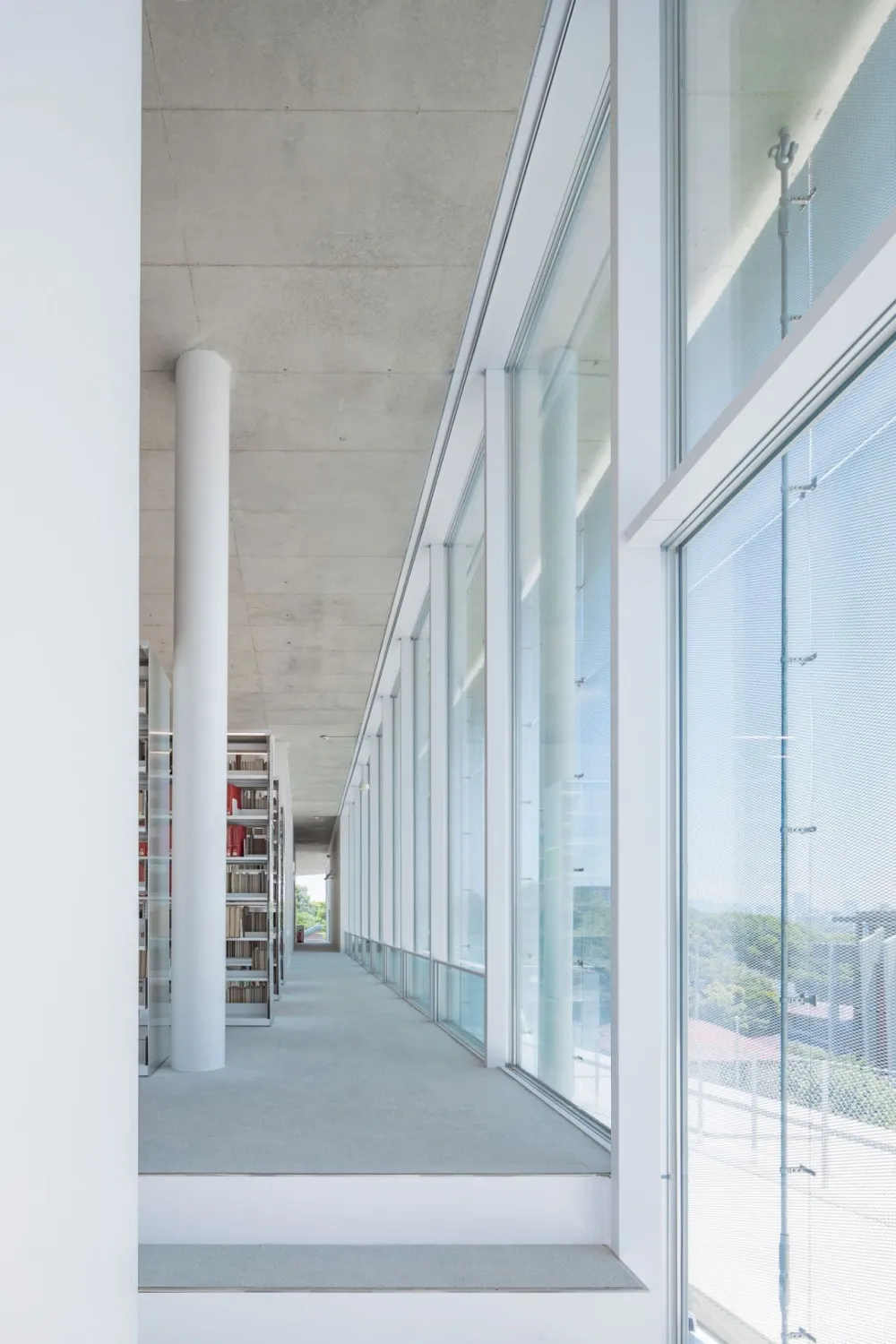 妹岛和世为母校设计的图书馆,用混凝土、玻璃构成的明净空间
