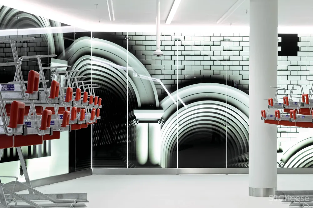 荷兰这个8000㎡自行车停车场,一面沉浸式的玻璃墙美翻了,网友:别人家的“自行车棚”