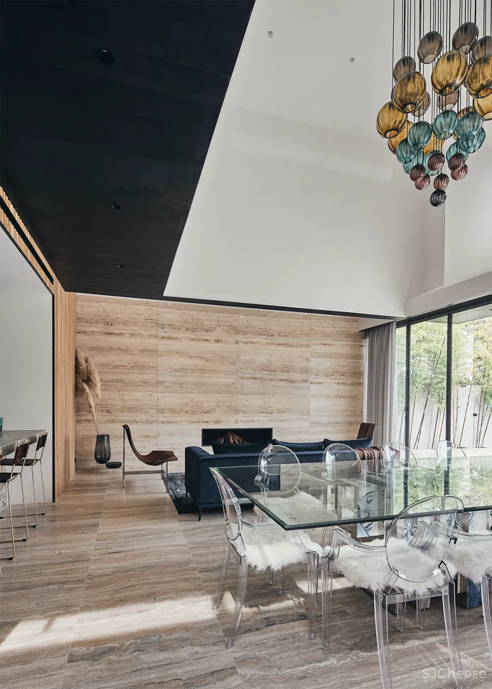 550㎡艺术别墅,在外墙的定制玻璃上画画,室内简直是一个小型美术馆!