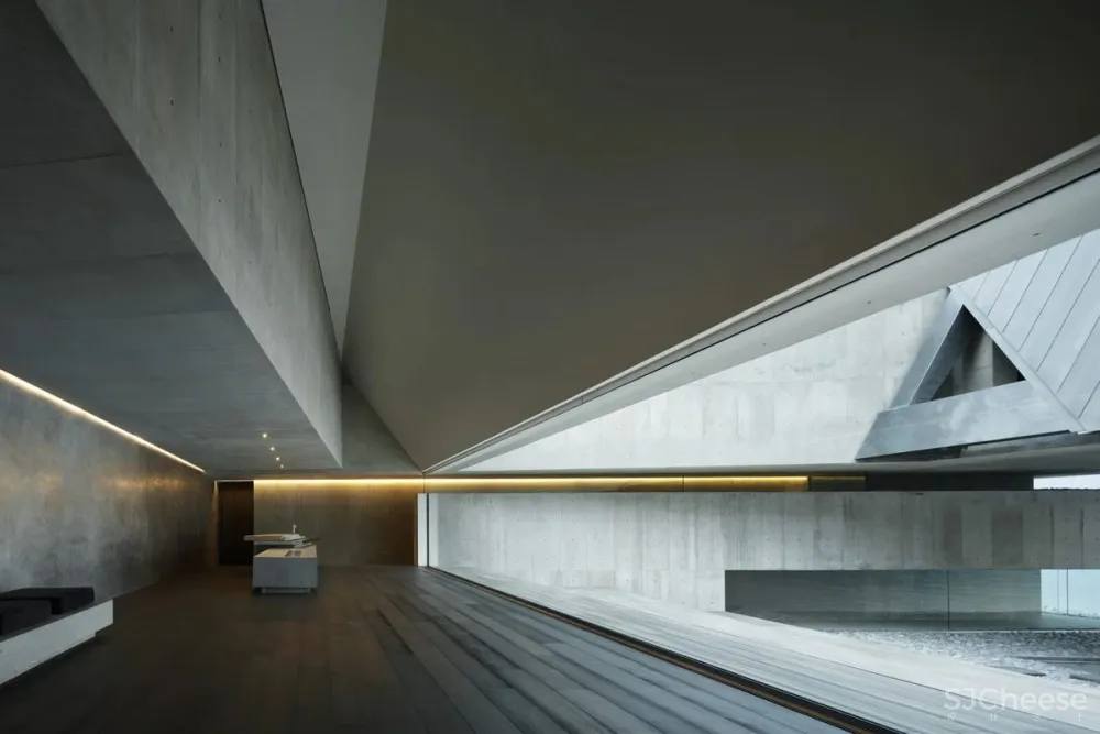 这座别墅只有几件家具，却吸引了所有人的目光