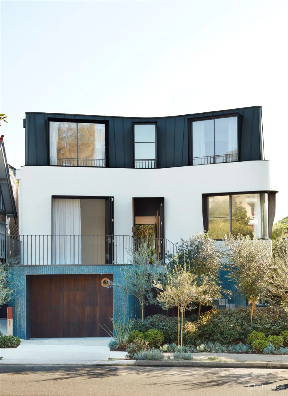 都是转角窗户,「曲面」和「直角」哪个更高级?