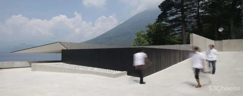 这座别墅只有几件家具，却吸引了所有人的目光