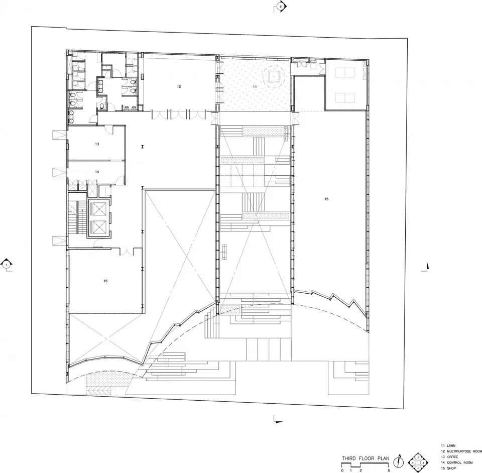 大榕树下,“拥而不挤”,细品那屹立在红色斜屋顶小火车站上的商业综合体