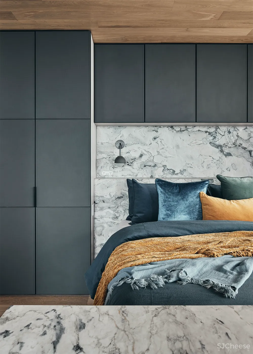 550㎡艺术别墅,在外墙的定制玻璃上画画,室内简直是一个小型美术馆!