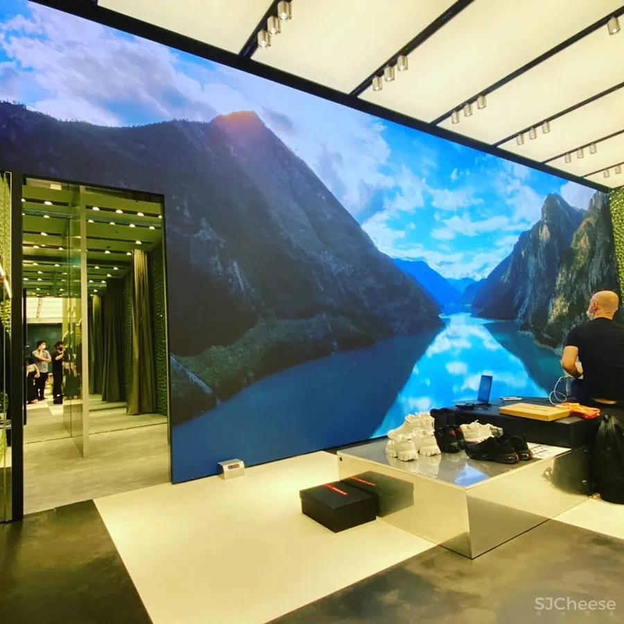 PRADA 在东京开了新店,OMA 的设计居然用海绵做墙面!