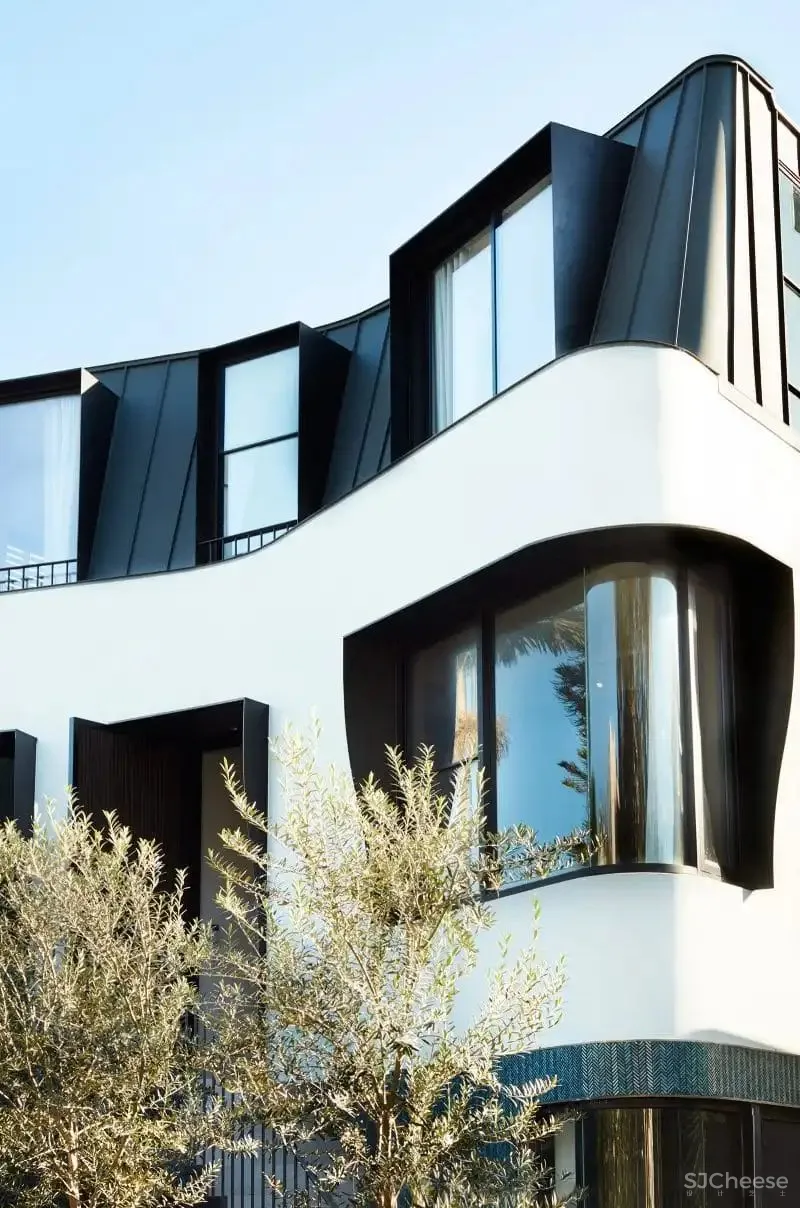 都是转角窗户,「曲面」和「直角」哪个更高级?