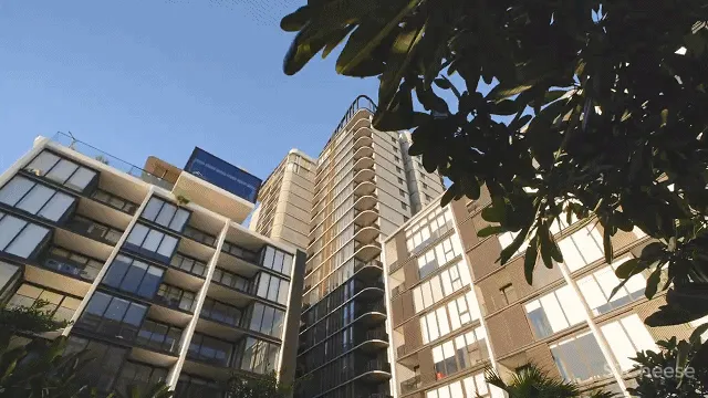 大尺度22米高人工瀑布 顶层无边泳池 生态豪宅新玩法