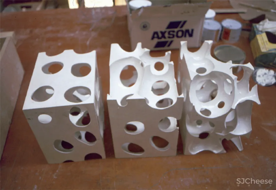 PRADA 在东京开了新店,OMA 的设计居然用海绵做墙面!