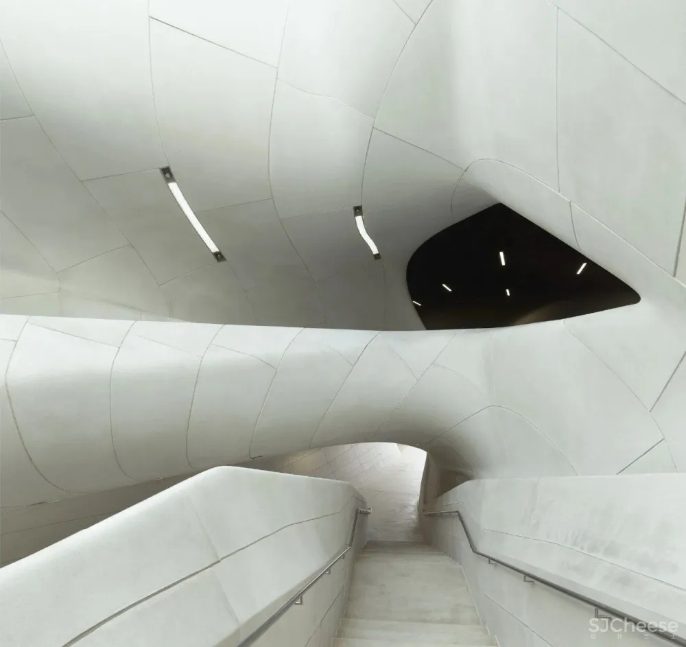 耗资 7 亿的剧院设计，蒸汽弯曲的实木栏杆，真是「费工费料」