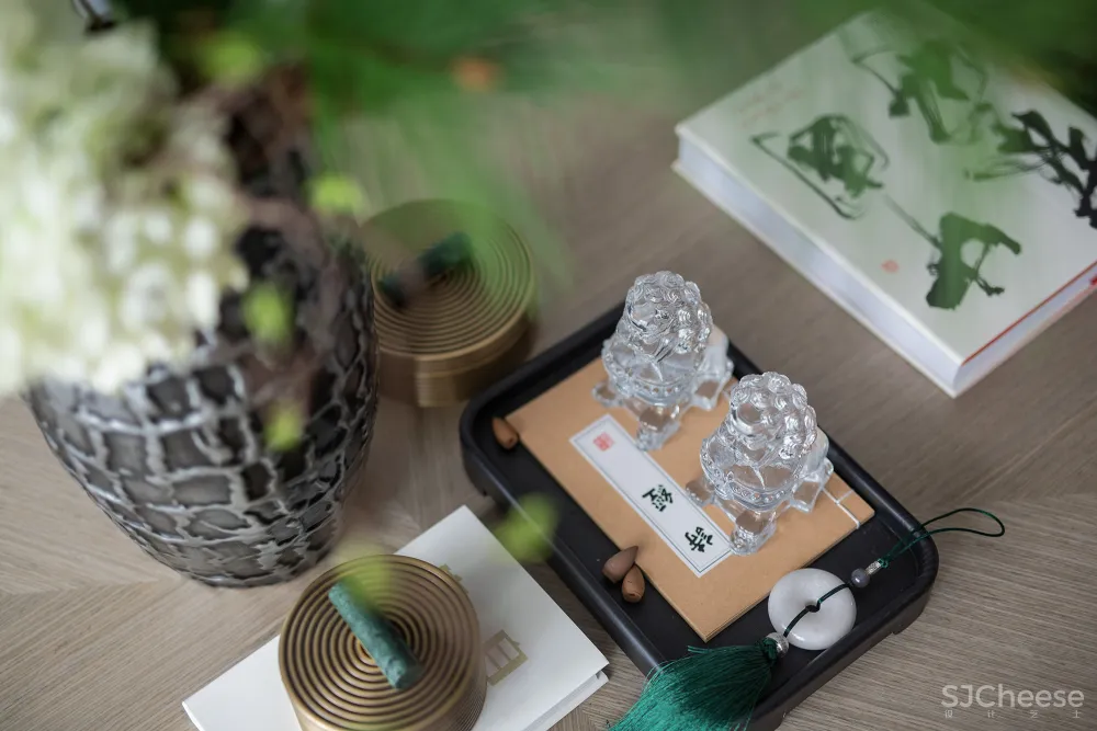 让我们静心聆听丝巾诉说的动人故事 ,Hermès l 红星地产×香港方黄新作