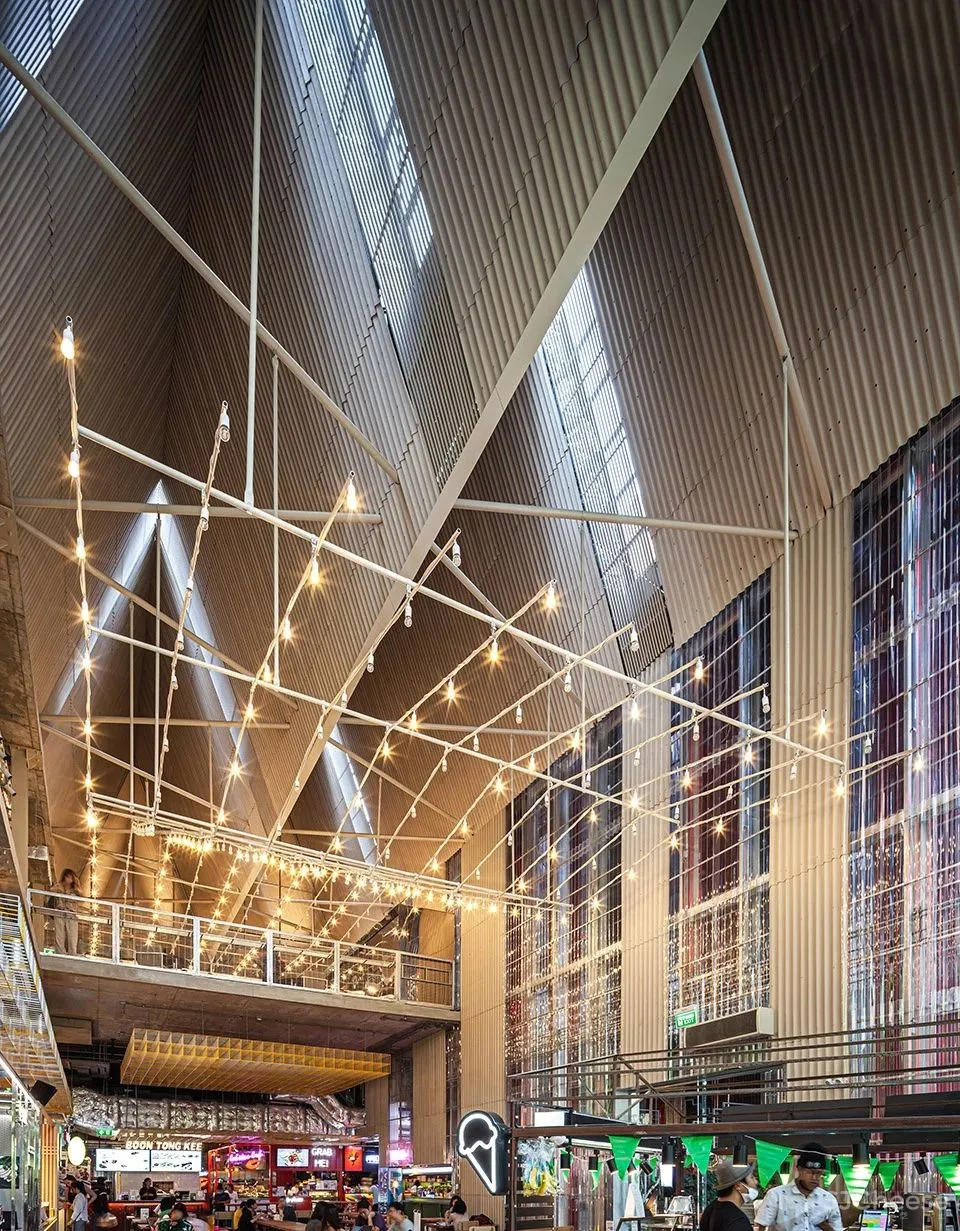 大榕树下,“拥而不挤”,细品那屹立在红色斜屋顶小火车站上的商业综合体