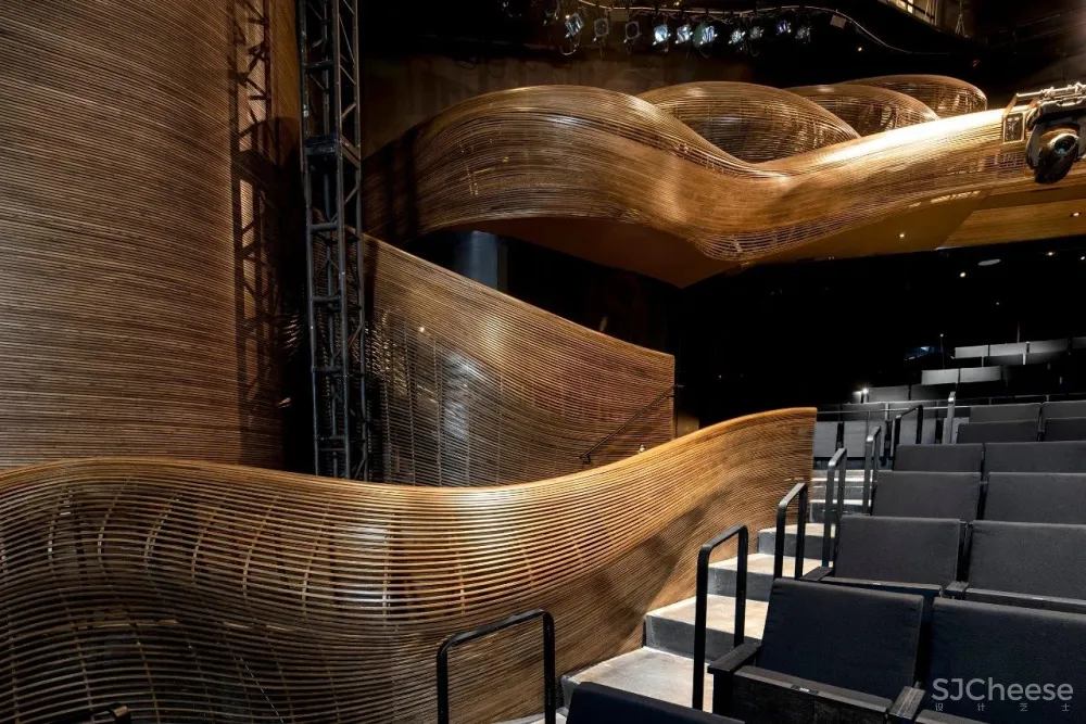 耗资 7 亿的剧院设计，蒸汽弯曲的实木栏杆，真是「费工费料」