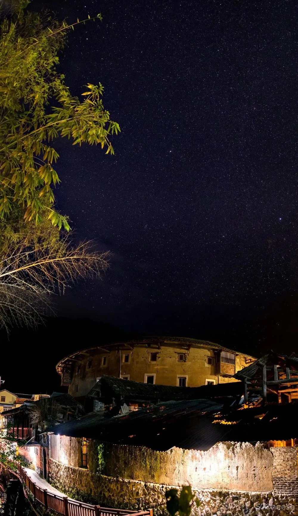 《花木兰》中国取景地藏着一间文艺酒店，改造百年土楼，仅26间房