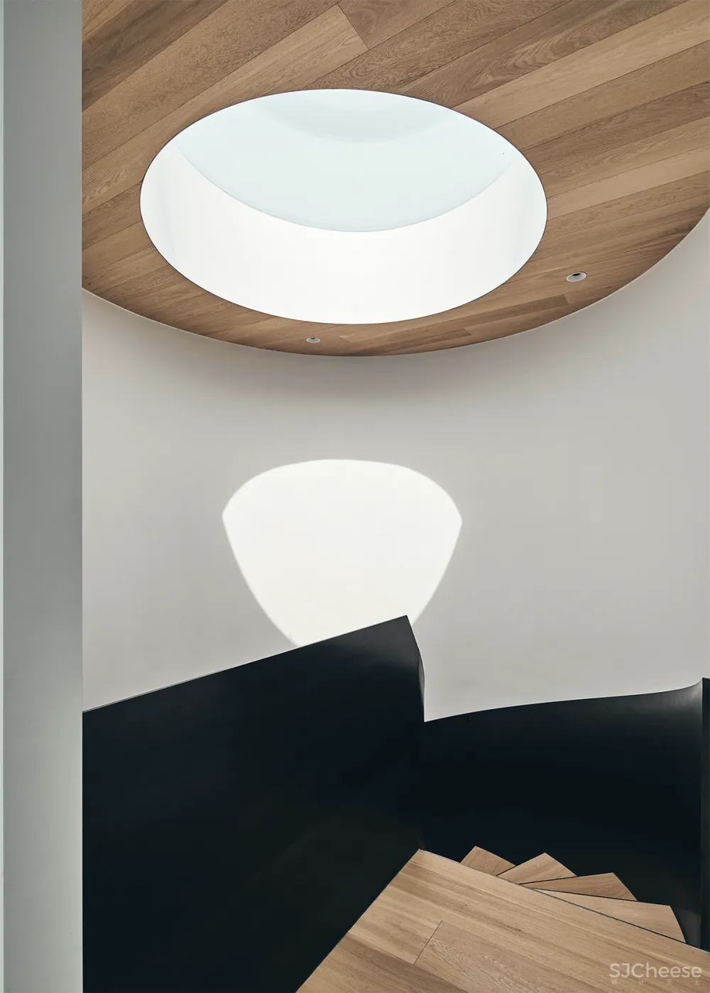 550㎡艺术别墅,在外墙的定制玻璃上画画,室内简直是一个小型美术馆!