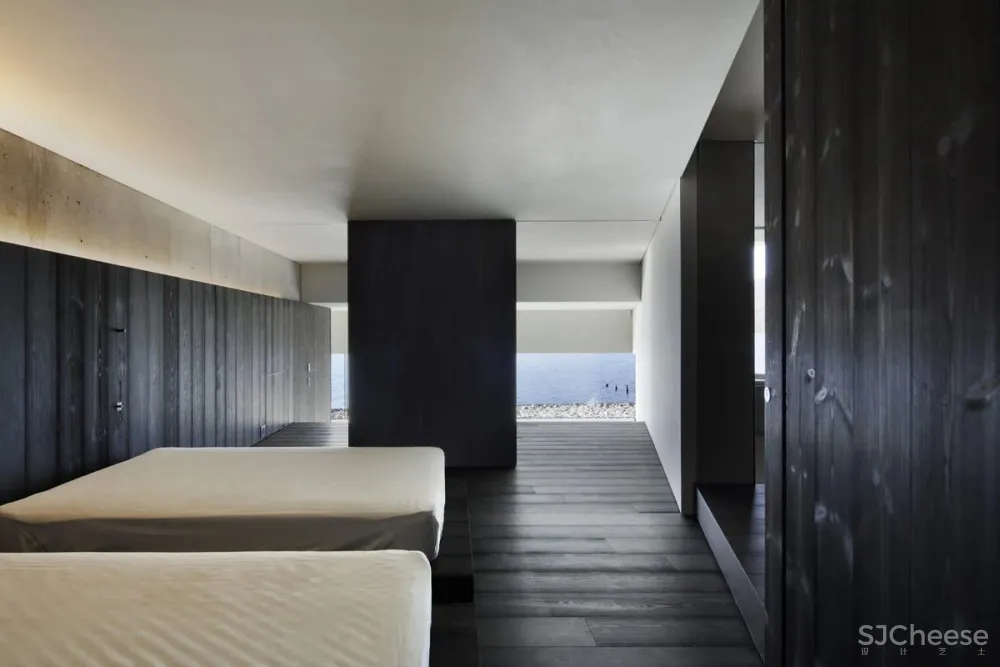 这座别墅只有几件家具，却吸引了所有人的目光