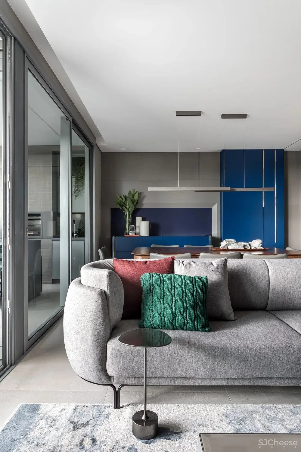 这个家的色彩大胆搭配到令人惊艳,却因为巧妙的处理带来了平衡感