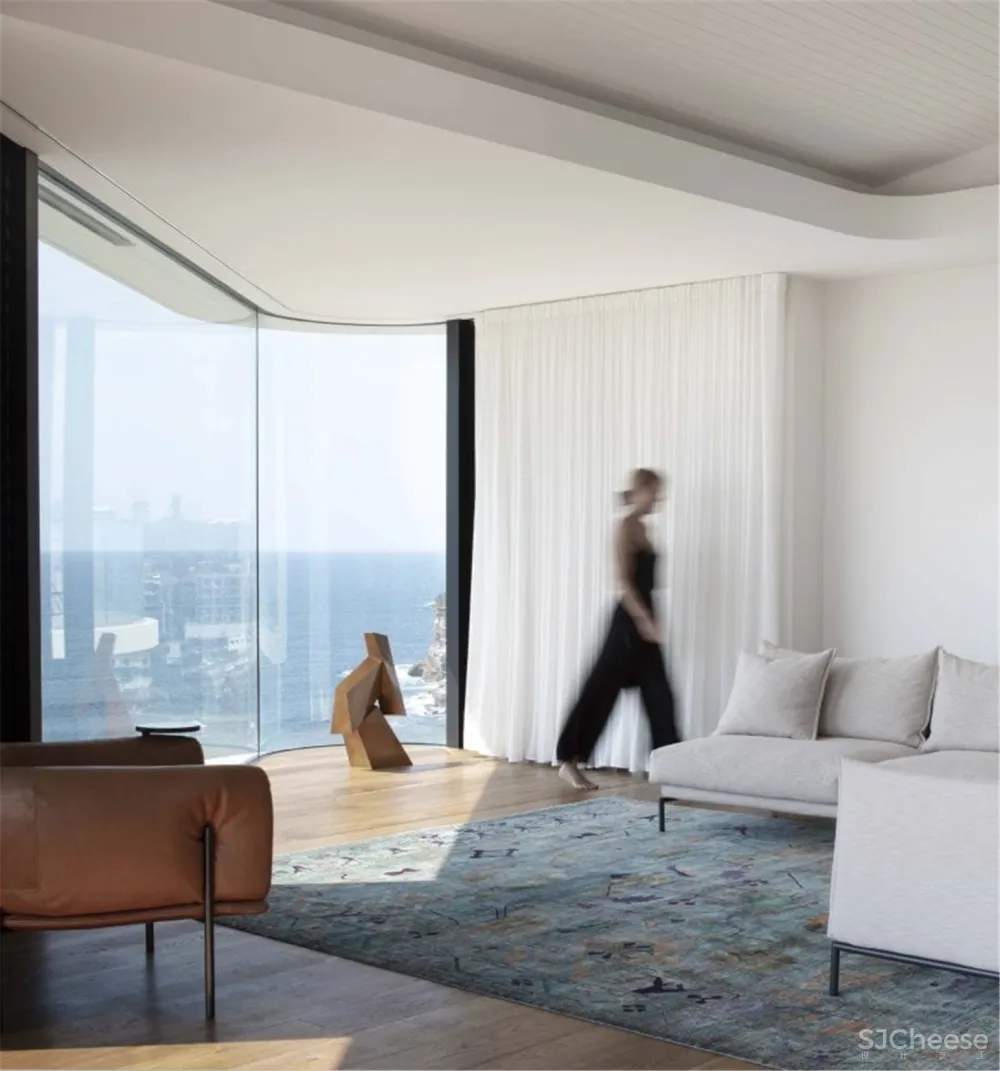 都是转角窗户,「曲面」和「直角」哪个更高级?