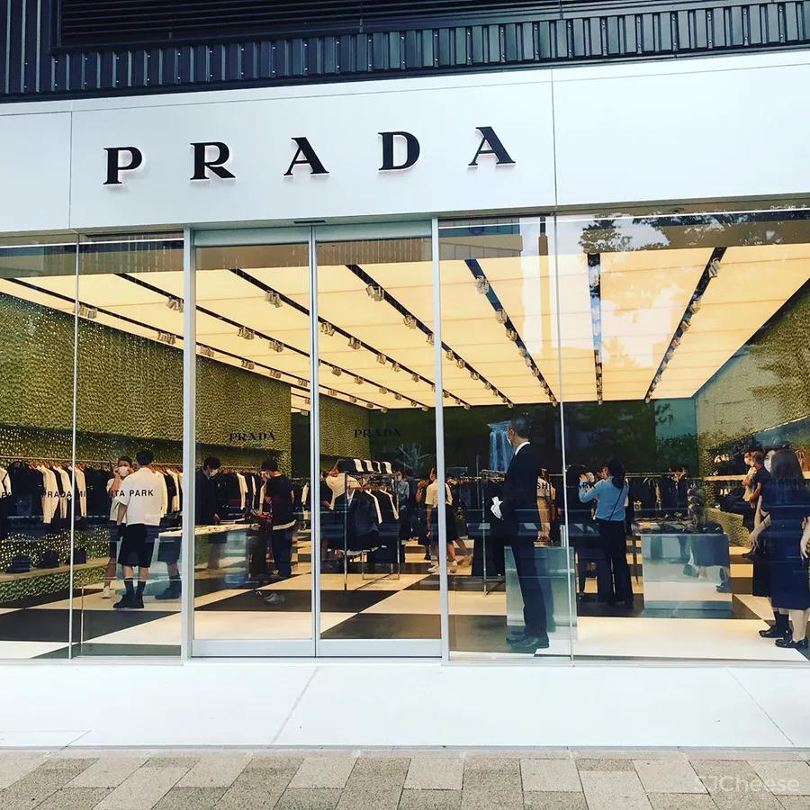 PRADA 在东京开了新店,OMA 的设计居然用海绵做墙面!