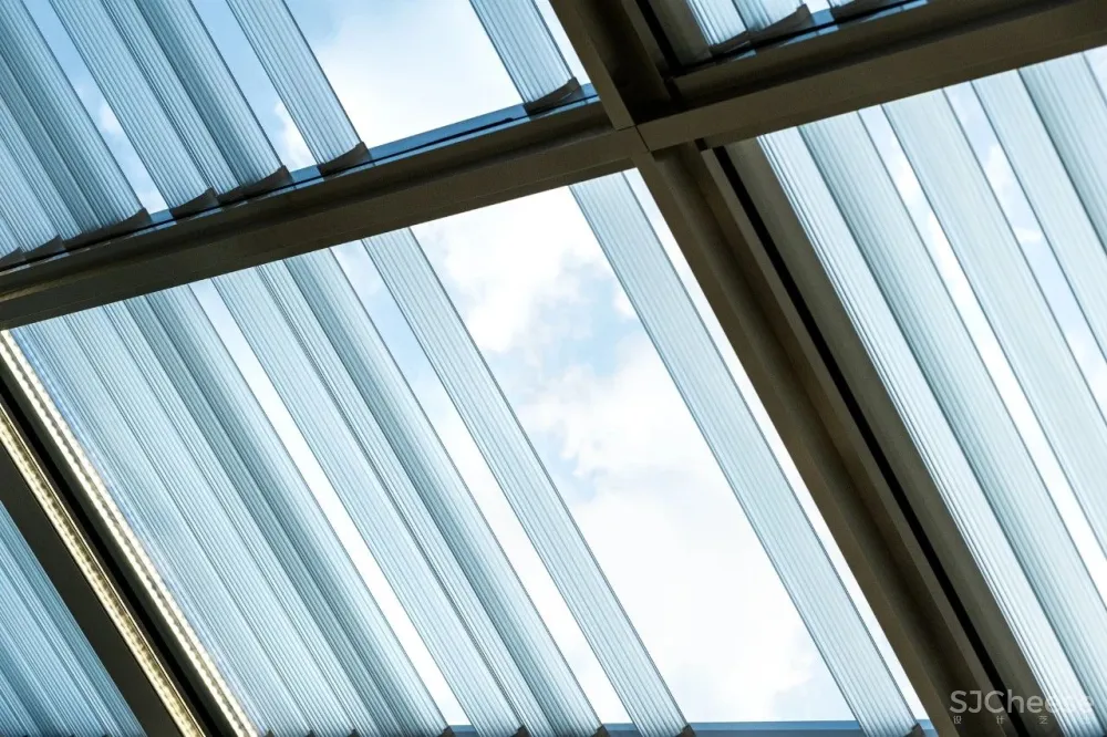 韩国首尔这栋新的总部大楼,吊顶的圆灯太魔性了,密恐慎入!