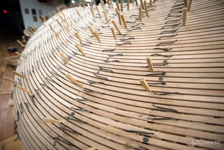 耗资 7 亿的剧院设计，蒸汽弯曲的实木栏杆，真是「费工费料」