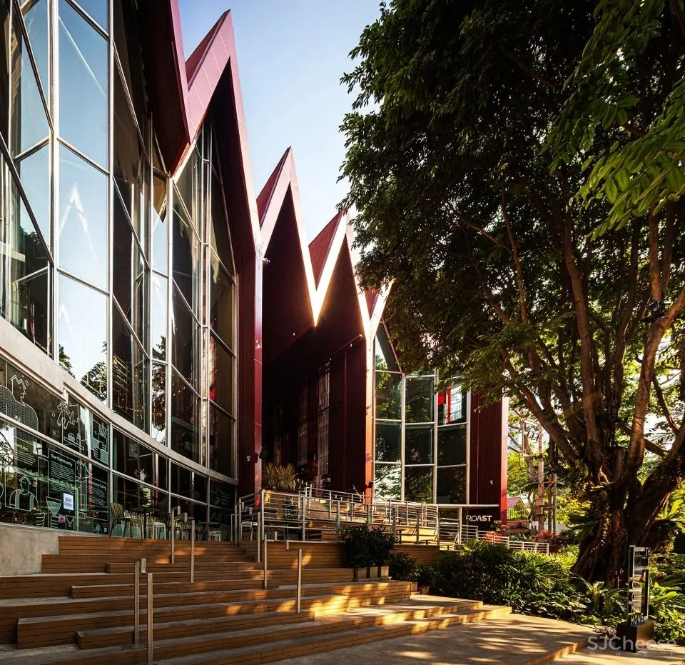 大榕树下,“拥而不挤”,细品那屹立在红色斜屋顶小火车站上的商业综合体