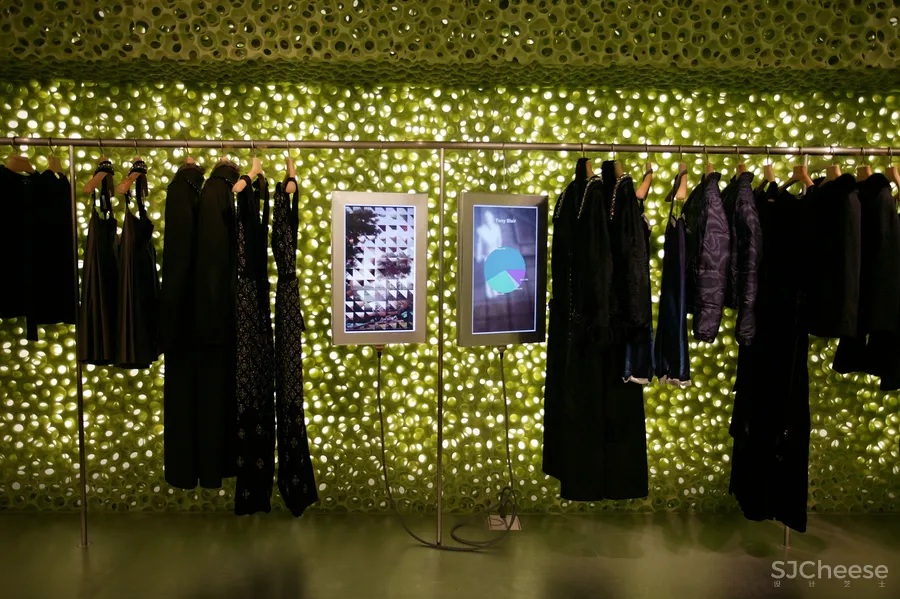 PRADA 在东京开了新店,OMA 的设计居然用海绵做墙面!