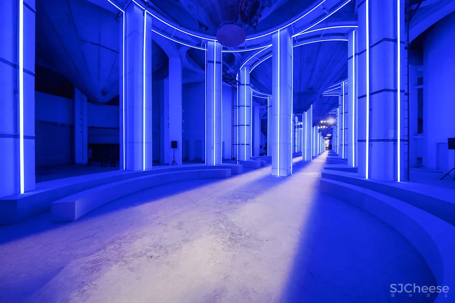 PRADA 在东京开了新店,OMA 的设计居然用海绵做墙面!