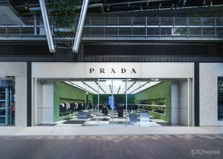 PRADA 在东京开了新店,OMA 的设计居然用海绵做墙面!