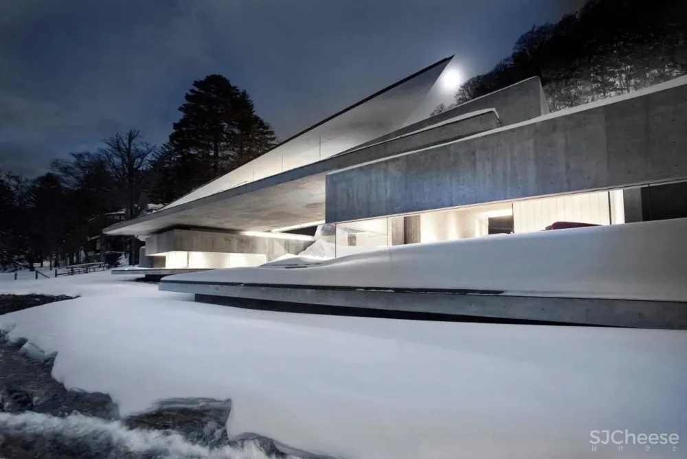 这座别墅只有几件家具，却吸引了所有人的目光