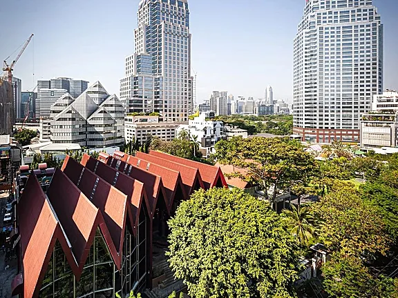 大榕树下,“拥而不挤”,细品那屹立在红色斜屋顶小火车站上的商业综合体