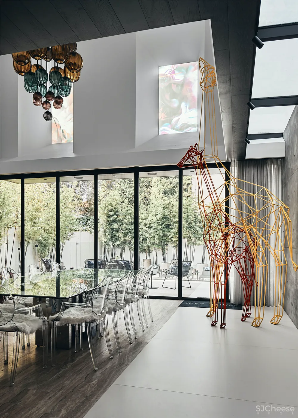 550㎡艺术别墅,在外墙的定制玻璃上画画,室内简直是一个小型美术馆!