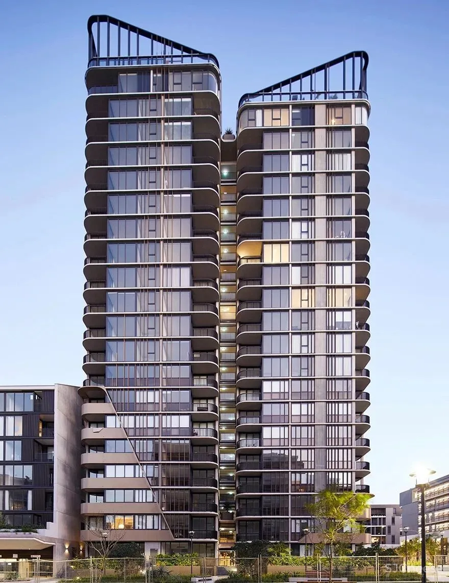 大尺度22米高人工瀑布 顶层无边泳池 生态豪宅新玩法