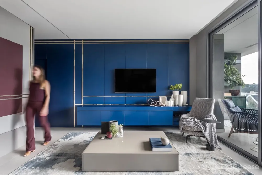 这个家的色彩大胆搭配到令人惊艳,却因为巧妙的处理带来了平衡感