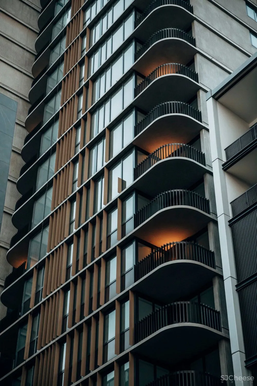 大尺度22米高人工瀑布 顶层无边泳池 生态豪宅新玩法