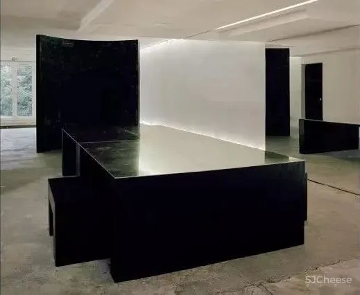 窥探一下时尚界的暗黑之王Rick Owens,他的家和他的生活都充满着怪异气息