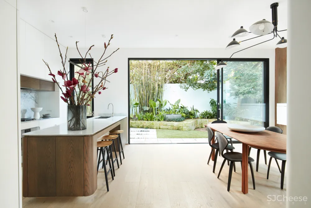 都是转角窗户,「曲面」和「直角」哪个更高级?