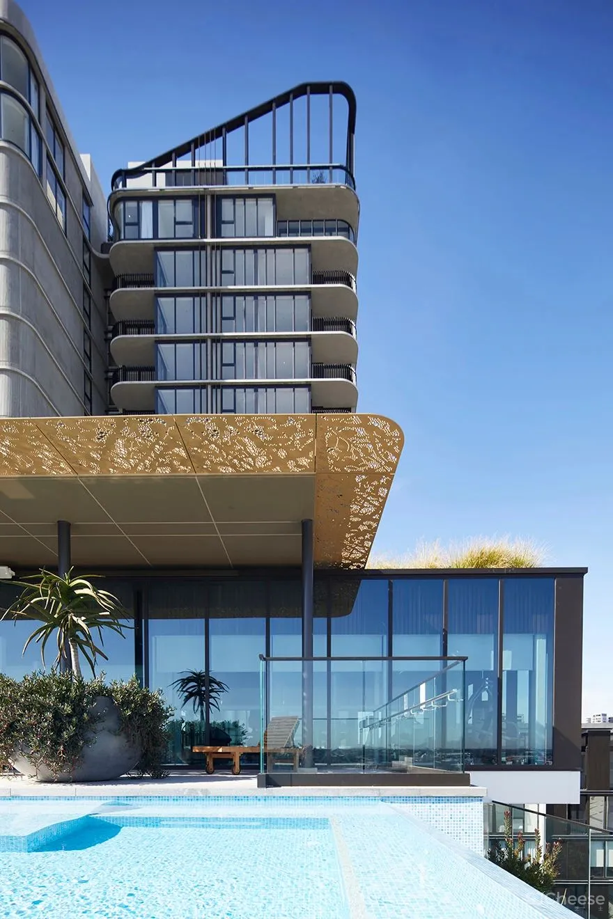 大尺度22米高人工瀑布 顶层无边泳池 生态豪宅新玩法