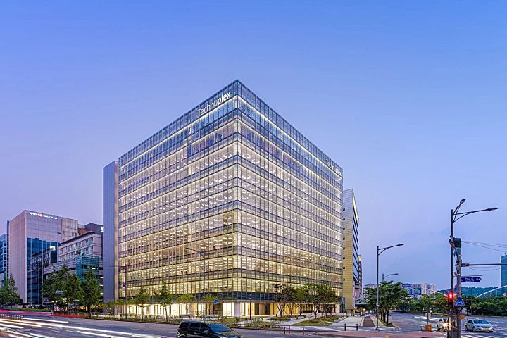 韩国首尔这栋新的总部大楼，吊顶的圆灯太魔性了，密恐慎入！