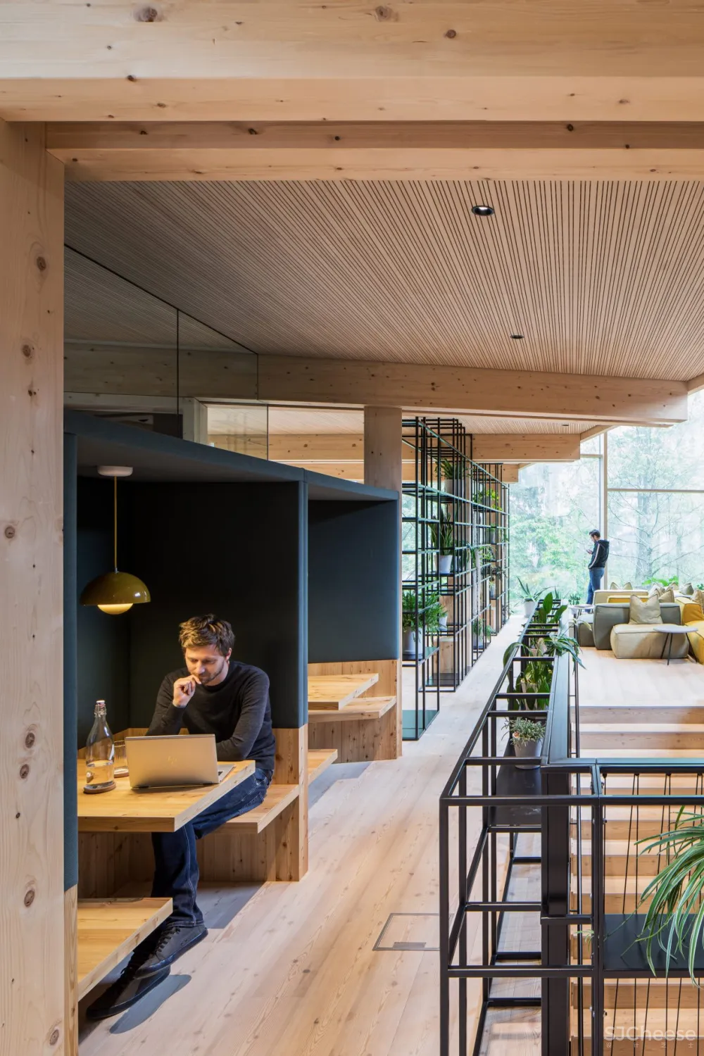 斯诺赫塔设计的木结构办公楼,用景观包裹外墙,环保的材料都是可回收的