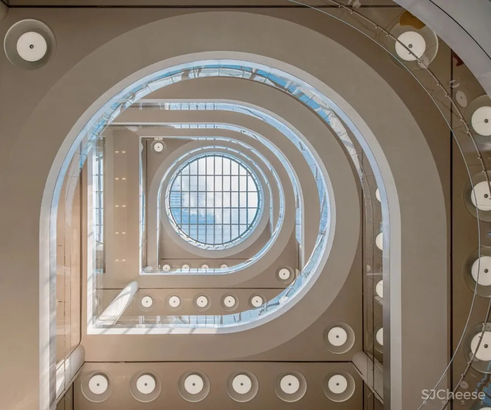 韩国首尔这栋新的总部大楼,吊顶的圆灯太魔性了,密恐慎入!