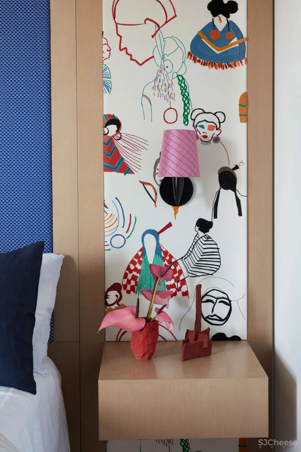 港湾边住宅,每天醒来都是惊喜;色彩与艺术品,也让人百看不厌