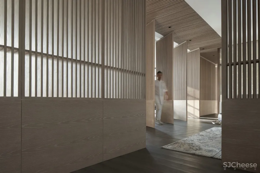 抽象与具象中和 西方的简练与东方的自然气质交织 除了自然元素与材料 空间没有过多的装饰
