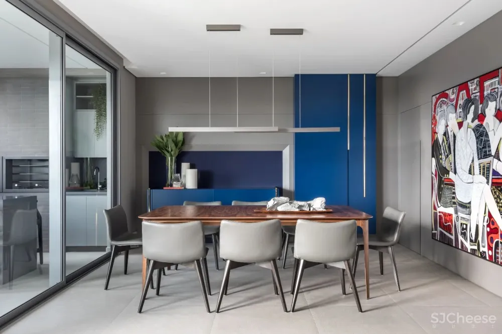 这个家的色彩大胆搭配到令人惊艳,却因为巧妙的处理带来了平衡感