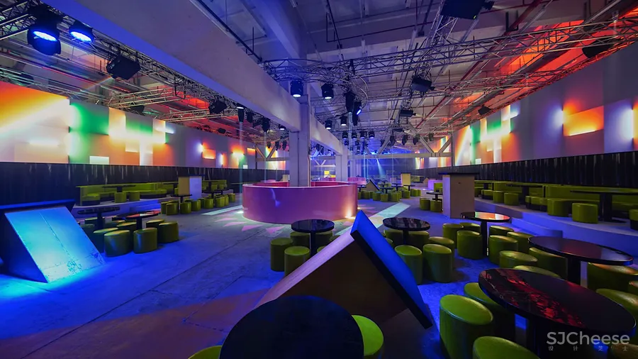 PRADA 在东京开了新店,OMA 的设计居然用海绵做墙面!