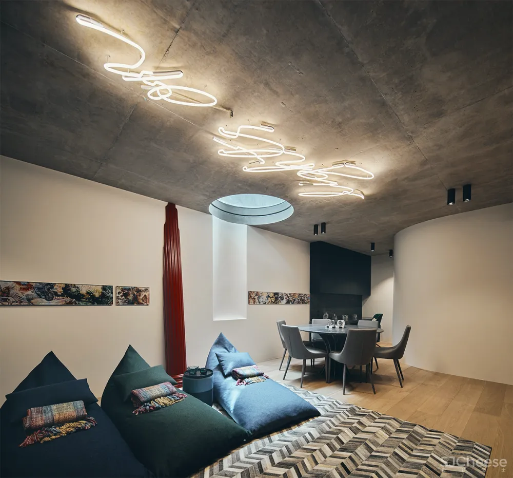 550㎡艺术别墅,在外墙的定制玻璃上画画,室内简直是一个小型美术馆!