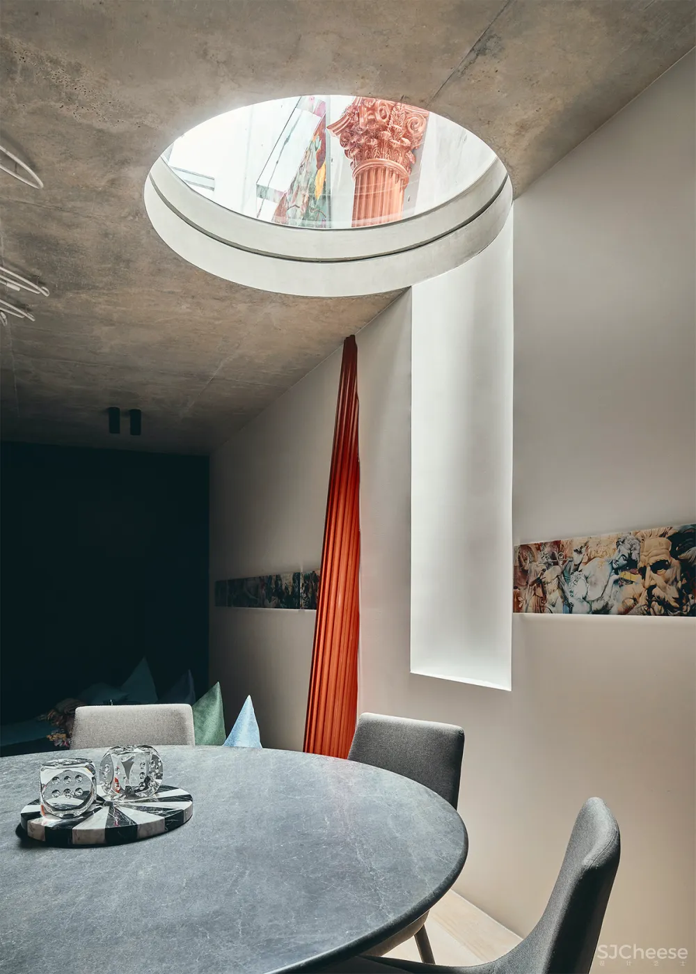 550㎡艺术别墅,在外墙的定制玻璃上画画,室内简直是一个小型美术馆!