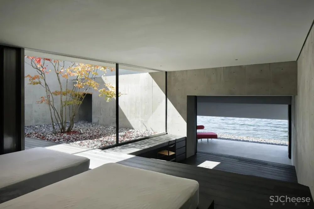 这座别墅只有几件家具，却吸引了所有人的目光